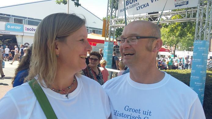 En onder de startboog zegt Linda 'ja' tegen Paul, De Gelderlander, 17 juli 2017