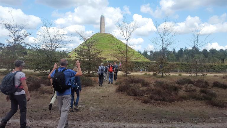 Groepswandeling langs de Pyramide van Austerlitz met DeWandeldate