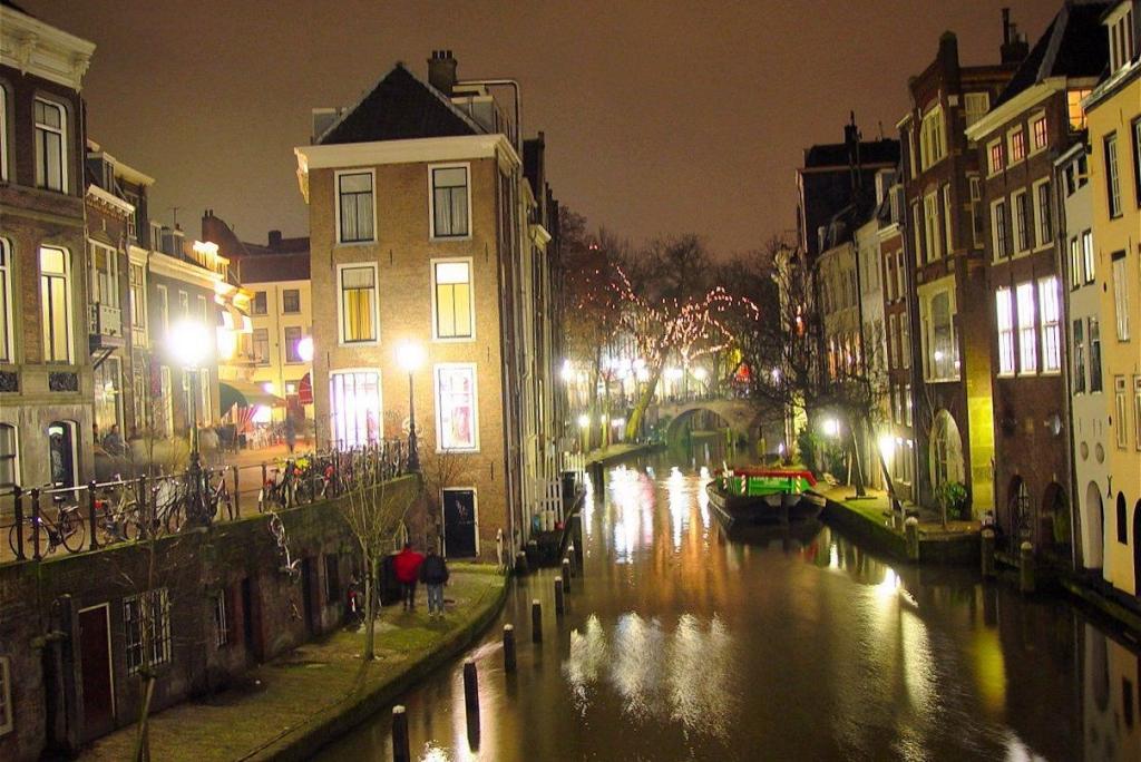 Oude Gracht, Utrecht by Night, ook gezellig als eerste date!