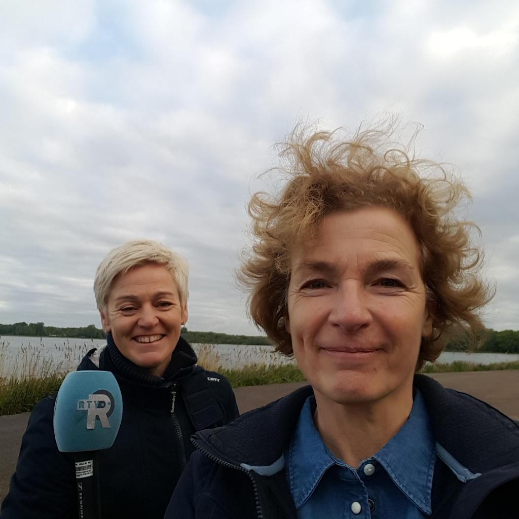 Irene van DeWandeldate in gesprek met Jelle van RTV Rijnmond, Kralingse Bos Rotterdam