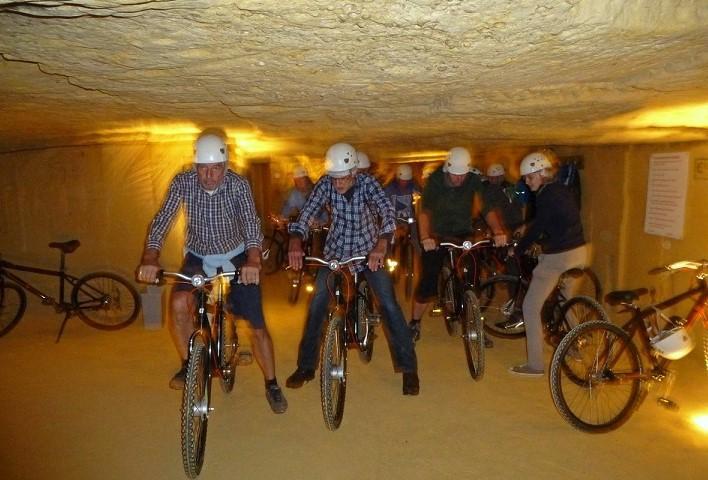 Grotbiken in de grotten bij Valkenburg in Limburg