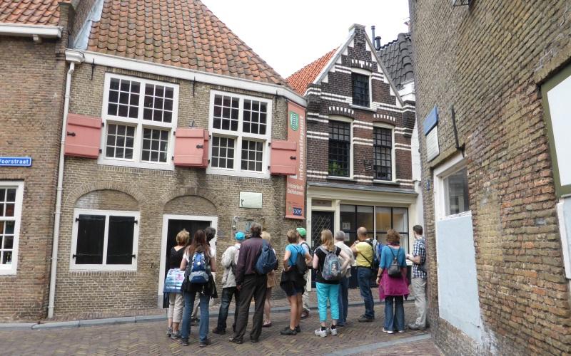 Wandeldaters bewonderen het Zakkendragershuisje in historisch Delfshaven, Rotterdam