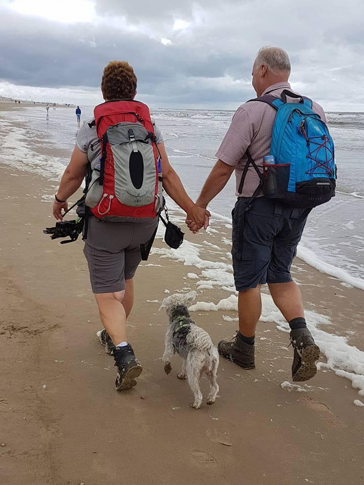 Petra en Lei en Kyra aan de wandel bij Egmond aan Zee, Juli 2017