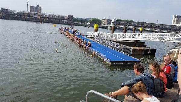 VÃ³Ã³r de start van het zwemmen in de Maas - Triathlon in Rotterdam