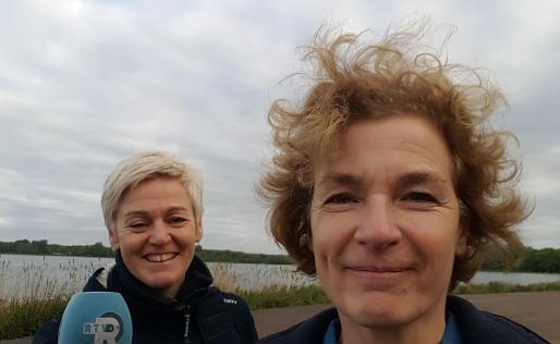 Irene van DeWandeldate in gesprek met Jelle van RTV Rijnmond, Kralingse Bos Rotterdam
